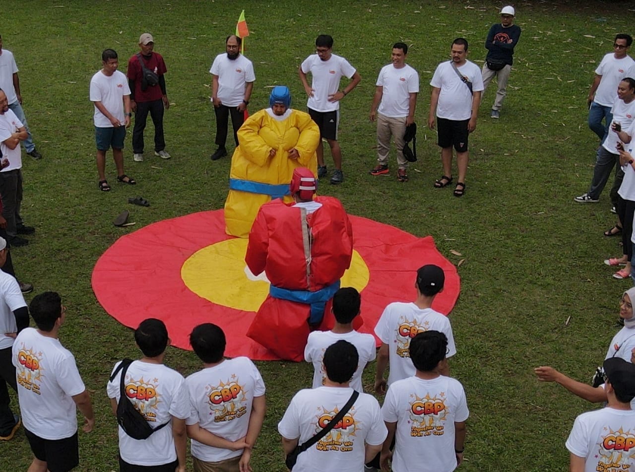 Karyawan perusahaan bermain Inflatable Games bersama